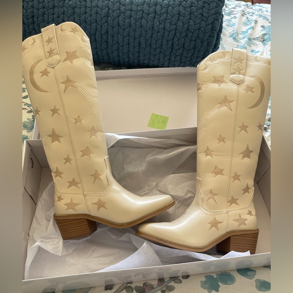 Pink Lily Cream Moon and Star Embroidered Boots